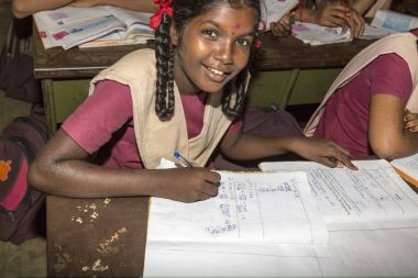 Belgesel yayın görüntü. Hükümet kamu okulda sınıfta belirlenemeyen okul çocukları çalışma.