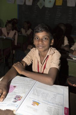 Belgesel yayın görüntü. Hükümet kamu okulda sınıfta belirlenemeyen okul çocukları çalışma.