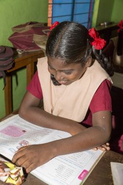 Belgesel yayın görüntü. Hükümet kamu okulda sınıfta belirlenemeyen okul çocukları çalışma.