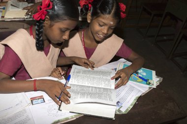 Belgesel yayın görüntü. Hükümet kamu okulda sınıfta belirlenemeyen okul çocukları çalışma.