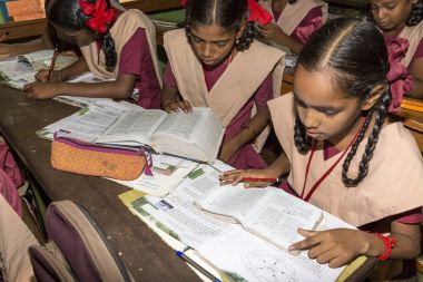 Belgesel yayın görüntü. Hükümet kamu okulda sınıfta belirlenemeyen okul çocukları çalışma.