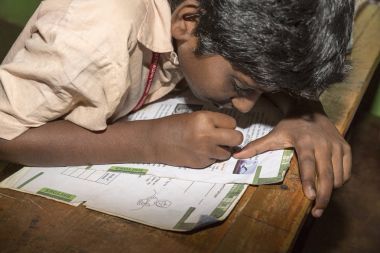 Belgesel yayın görüntü. Hükümet kamu okulda sınıfta belirlenemeyen okul çocukları çalışma.