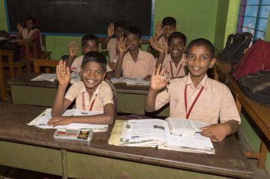 Belgesel yayın görüntü. Hükümet kamu okulda sınıfta belirlenemeyen okul çocukları çalışma.