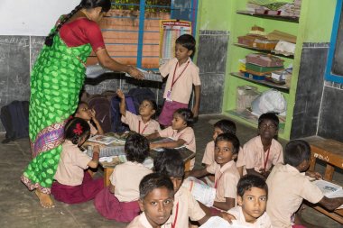 Belgesel yayın görüntü. Hükümet kamu okulda sınıfta belirlenemeyen okul çocukları çalışma.