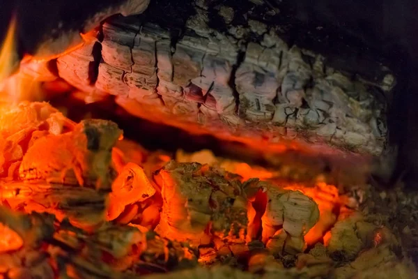 Lareira de fogo Embers closeup. Brasas brilhantes na cor vermelha quente . — Fotografia de Stock