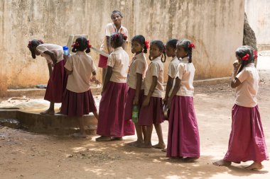 Belgesel yayın görüntü. Kimliği belirsiz çocuk onların plaka temizlemek için sıraya girin