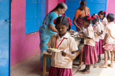 Belgesel yayın görüntü. Kimliği belirsiz womaen hizmet çocuklar öğle yemeği için açık kantinde