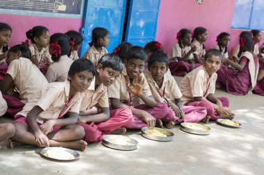 Belgesel yayın görüntü. Kimliği belirsiz çocuk kantinde onların öğle yemeği