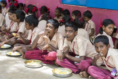 Belgesel yayın görüntü. Kimliği belirsiz çocuk kantinde onların öğle yemeği