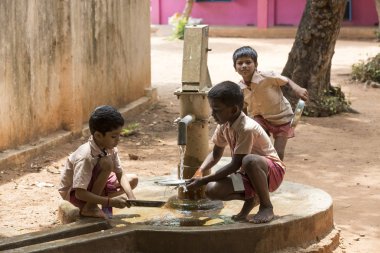Belgesel yayın görüntü. Kimliği belirsiz çocuk onların plaka öğle yemeğinden sonra açık kantinde temiz.