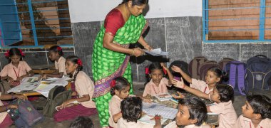 Belgesel yayın görüntü. Hükümet kamu okulda sınıfta belirlenemeyen okul çocukları çalışma.