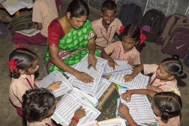 Belgesel yayın görüntü. Hükümet kamu okulda sınıfta belirlenemeyen okul çocukları çalışma.