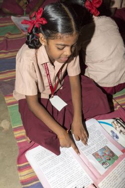 Belgesel yayın görüntü. Hükümet kamu okulda sınıfta belirlenemeyen okul çocukları çalışma.