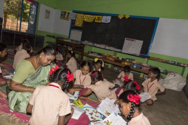 Belgesel yayın görüntü. Hükümet kamu okulda sınıfta belirlenemeyen okul çocukları çalışma.