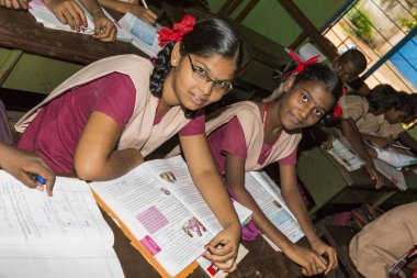 Belgesel yayın görüntü. Hükümet kamu okulda sınıfta belirlenemeyen okul çocukları çalışma.