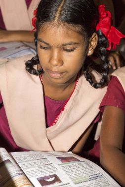 Belgesel yayın görüntü. Hükümet kamu okulda sınıfta belirlenemeyen okul çocukları çalışma.