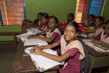 Belgesel yayın görüntü. Hükümet kamu okulda sınıfta belirlenemeyen okul çocukları çalışma.