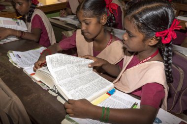 Belgesel yayın görüntü. Hükümet kamu okulda sınıfta belirlenemeyen okul çocukları çalışma.