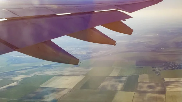 Skrzydła samolotu w wysokości podczas lotu — Zdjęcie stockowe