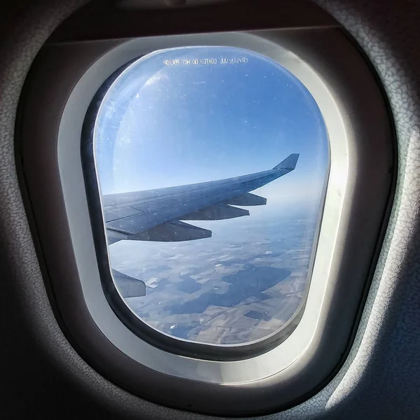 El avión ala por ventana —  Fotos de Stock