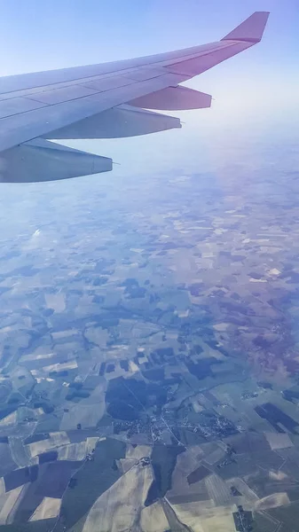 El avión ala en altitud durante el vuelo —  Fotos de Stock