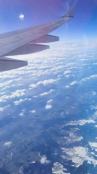 El avión ala en altitud durante el vuelo —  Fotos de Stock