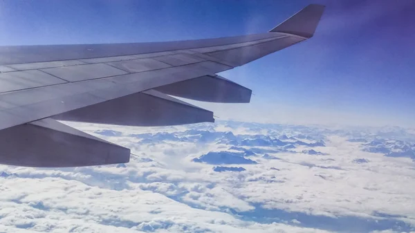 El avión ala en altitud durante el vuelo —  Fotos de Stock