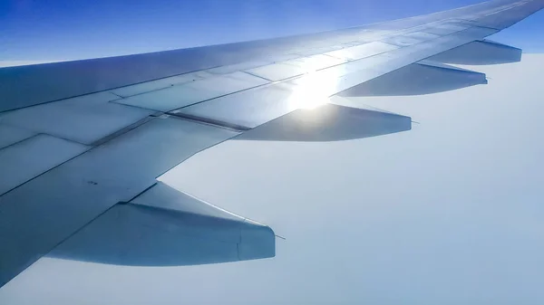 El avión ala en altitud durante el vuelo —  Fotos de Stock