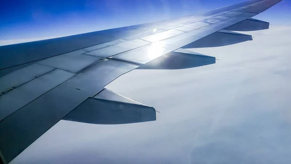 El avión ala en altitud durante el vuelo —  Fotos de Stock