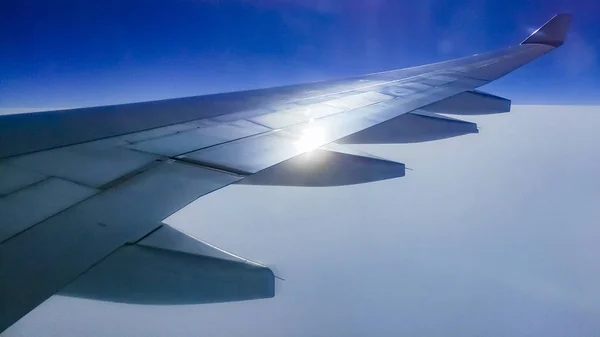 Skrzydła samolotu w wysokości podczas lotu — Zdjęcie stockowe