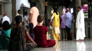 Ashram'daki Sri Ramana Maharshi, Thiruvannamalai, Tamilnadu, Hindistan - Mart yaklaşık, 2018. Ramanasramam. Footgae, ziyaret edenler ve katta oturan hayranları video katılmak pooja ve sabah ilahi mantra.