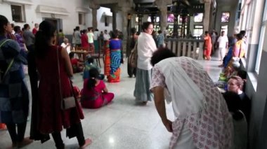 Ashram'daki Sri Ramana Maharshi, Thiruvannamalai, Tamilnadu, Hindistan - Mart yaklaşık, 2018. Ramanasramam. Footgae, ziyaret edenler ve katta oturan hayranları video katılmak pooja ve sabah ilahi mantra.