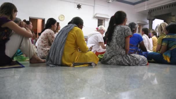 スリランカ ラマナ マハリシ Thiruvannamalai タミルナドゥ インド 2018年のアシュラム マハラジ Footgae 訪問者と愛好者の床に座ってのビデオ出席朝を唱えるマントラやプージャ — ストック動画
