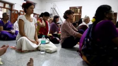 Ashram'daki Sri Ramana Maharshi, Thiruvannamalai, Tamilnadu, Hindistan - Mart yaklaşık, 2018. Ramanasramam. Footgae, ziyaret edenler ve katta oturan hayranları video katılmak pooja ve sabah ilahi mantra.