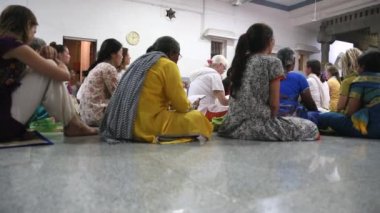 Ashram'daki Sri Ramana Maharshi, Thiruvannamalai, Tamilnadu, Hindistan - Mart yaklaşık, 2018. Ramanasramam. Footgae, ziyaret edenler ve katta oturan hayranları video katılmak pooja ve sabah ilahi mantra.