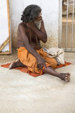 Yaklaşık, Tiruvannamali, Tamil Nadu, Hindistan - 2018 Mart. Portre Sadhu Ashram Ramana Maharshi. Sadhu Hin manevi pratik üzerinde odaklanmak ve münzevi bir hayat yaşamak için seçmiş kutsal bir adam olduğunu