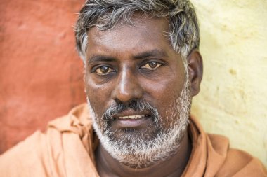 Yaklaşık, Tiruvannamali, Tamil Nadu, Hindistan - 2018 Mart. Portre Sadhu Ashram Ramana Maharshi. Sadhu Hin manevi pratik üzerinde odaklanmak ve münzevi bir hayat yaşamak için seçmiş kutsal bir adam olduğunu