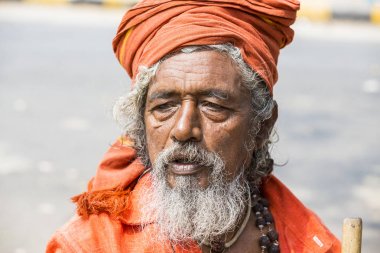 Yaklaşık, Tiruvannamali, Tamil Nadu, Hindistan - 2018 Mart. Portre Sadhu Ashram Ramana Maharshi. Sadhu Hin manevi pratik üzerinde odaklanmak ve münzevi bir hayat yaşamak için seçmiş kutsal bir adam olduğunu