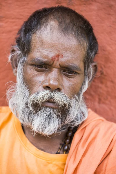 Yaklaşık, Tiruvannamali, Tamil Nadu, Hindistan - 2018 Mart. Portre Sadhu Ashram Ramana Maharshi. Sadhu Hin manevi pratik üzerinde odaklanmak ve münzevi bir hayat yaşamak için seçmiş kutsal bir adam olduğunu — Stok fotoğraf