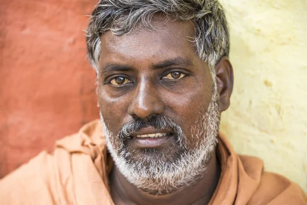 Tiruvannamali, Tamil Nadu, Indie - Circa, marca 2018 r. Portret Sadhu w aśramie Ramana Maharishi. Sadhu jest święty człowiek, którzy zdecydowali się ascetyczne życie i skupić się na praktyki duchowej Hin — Zdjęcie stockowe