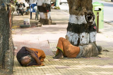 Yaklaşık, Tiruvannamali, Tamil Nadu, Hindistan - 2018 Mart. Sokak fotoğrafçılığı. Sadhu Ashram Ramana Maharshi. Sadhu münzevi bir hayat yaşamak ve manevi prac üzerinde odaklanmak için seçtiğiniz kutsal bir adam olduğunu