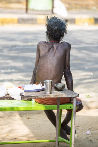 TIRUVANNAMALI, TAMIL NADU, INDIA - MARCH Circa, 2018. Уличная фотография. Садху в Ашрам Рамана Махарши. Садху - святой человек, который решил жить аскетической жизнью и сосредоточиться на духовной практике. — стоковое фото