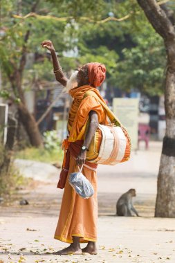 Yaklaşık, Tiruvannamali, Tamil Nadu, Hindistan - 2018 Mart. Sokak fotoğrafçılığı. Sadhu Ashram Ramana Maharshi. Sadhu münzevi bir hayat yaşamak ve manevi prac üzerinde odaklanmak için seçtiğiniz kutsal bir adam olduğunu