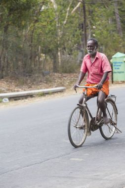 Yaklaşık, Tiruvannamali, Tamil Nadu, Hindistan - 2018 Mart. Sokak fotoğrafçılığı. Sadhu Ashram Ramana Maharshi. Sadhu münzevi bir hayat yaşamak ve manevi prac üzerinde odaklanmak için seçtiğiniz kutsal bir adam olduğunu