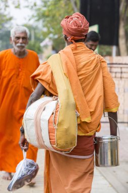 Yaklaşık, Tiruvannamali, Tamil Nadu, Hindistan - 2018 Mart. Sokak fotoğrafçılığı. Sadhu Ashram Ramana Maharshi. Sadhu münzevi bir hayat yaşamak ve manevi prac üzerinde odaklanmak için seçtiğiniz kutsal bir adam olduğunu
