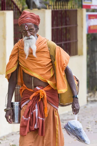 TIRUVANNAMALI, TAMIL NADU, INDIA - MARCH Circa, 2018 . Street photography. Sadhu at Ashram Ramana Maharshi. Sadhu is a holy man, who have chosen to live an ascetic life and focus on the spiritual prac — Stock Photo, Image