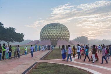 Belgesel yayın. Auroville, Tamil Nadu, Hindistan - 28 Şubat 2018. Şafak fireon Auroville'nın 50 yıl doğum gününde Matrimandir amfitiyatro ile toplu meditasyon