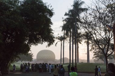 Belgesel yayın. Auroville, Tamil Nadu, Hindistan - 28 Şubat 2018. Şafak fireon Auroville'nın 50 yıl doğum gününde Matrimandir amfitiyatro ile toplu meditasyon
