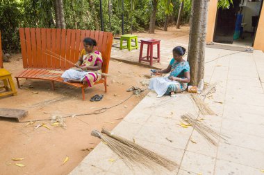 Belgesel yayın. Yaklaşık, Puduchery, Pondichery, Tamil Nadu, Hindistan - 2018 Mart. Kimliği belirsiz kadın kadın sanatçı el ile jewelleries kağıt olun. Küpe, kolye, çiçek. Kağıt geri dönüşüm ile.