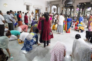 Belgesel yayın. Ashram'daki Sri Ramana Maharshi, Tiruvannamalai, Tamil Nadu, Hindistan - Mart yaklaşık, 2018. Kimliği belirsiz bir kadın ve maneviyat ashram meditasyon yapmak için katta oturan adam.